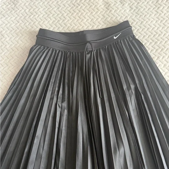 Nike Women's Black Pleated A-Line Skirt - Picture 4 of 4